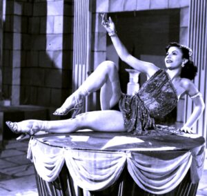 رحيل (كيتي) التى كانت تستلهم رقصاتها من الأشجار، وعارضت (سلامه موسى)