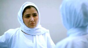 (مي عمر) تشوه لوحة (الست موناليزا)، وتقهر (ليوناردو دافنشي) في مرقده!