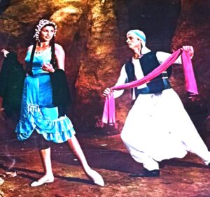 ننشر لأول مرة الكلمات الأصلية لأغنية (العتبة جزاز) التى لحنها محرم فؤاد