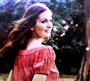 (يسرا).. إمرأة متسربلة بالشمس، والقمر تحت رجليها، وعلى رأسها إكليل من النجوم