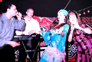 (يسرا).. إمرأة متسربلة بالشمس، والقمر تحت رجليها، وعلى رأسها إكليل من النجوم