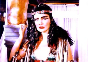 (يسرا).. إمرأة متسربلة بالشمس، والقمر تحت رجليها، وعلى رأسها إكليل من النجوم