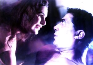 (يسرا).. إمرأة متسربلة بالشمس، والقمر تحت رجليها، وعلى رأسها إكليل من النجوم