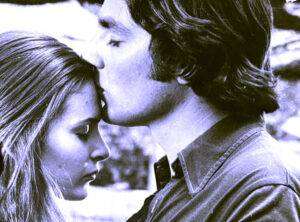 (يسرا).. إمرأة متسربلة بالشمس، والقمر تحت رجليها، وعلى رأسها إكليل من النجوم