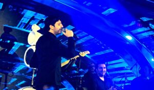 (محمد فضل شاكر) يشعل حماس الجمهور في الزمالك بأغاني والده