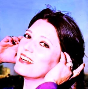 (شمس البارودي): الجاذبية العابرة للزمن.. كيف سكن السحر نبرتها؟!