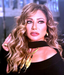 منح (ليلى علوي) جائزة إيزيس للإنجاز من مهرجان أسوان الدولي لأفلام المرأة