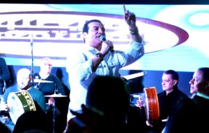 (إيهاب توفيق) يتألق بباقة من أغنياته التي شكلت وجدان جيل التسعينيات