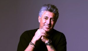 عصام حجاوي يساند (عمر العبدلات) بعد هجوم الشارع الأردني على أغنيته (وعلامكي وشلونكي)