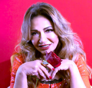 منح (ليلى علوي) جائزة إيزيس للإنجاز من مهرجان أسوان الدولي لأفلام المرأة