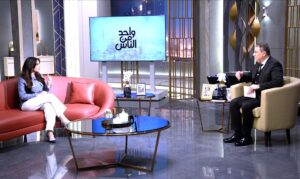 عمرو الليثي يكرّم (درة) بمنحها درع تكريم على دورها في مسلسل (علي كلاي)