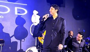 (محمد فضل شاكر) يشعل حماس الجمهور في الزمالك بأغاني والده