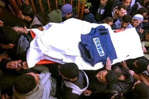 إسرائيل تسعى لتكميم أفواه (الإعلام) عن جهل وعنجهية وغطرسة!