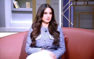 عمرو الليثي يكرّم (درة) بمنحها درع تكريم على دورها في مسلسل (علي كلاي)