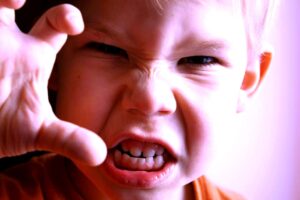 الدكتورة (منة بدوي): (الرصيد العاطفي) بين الطفل ووالديه يساهم في تقليل السلوكيات العدوانية