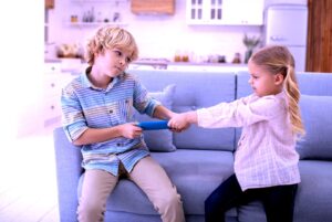 الدكتورة (منة بدوي): (الرصيد العاطفي) بين الطفل ووالديه يساهم في تقليل السلوكيات العدوانية