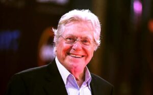 حسين فهمي: سعيد وفخور بحصولي على جائزة (مركز السينما العربية)