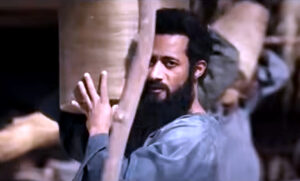 (أسد).. ملحمة مزيفة عجزت عن انتزاع التعاطف أو تحقيق (الصدق الفني)!
