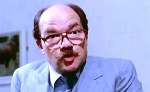 نبيل الدسوقي.. (المغفلين) أعادوه للمسرح، وبيرم التونسي سبب (شهرته)، و(ليالي الحلمية) وراء انتشاره!