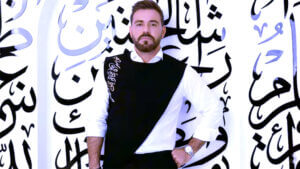 إيوان يعود للرومانسية المليئة بالشجن بأغنية (بعيش مخنوق)