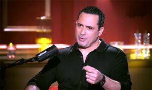 (ظافر العابدين) يروي رحلة الألم والنجاح.. من غسيل الصحون في بريطانيا إلى نجومية الدراما العربية