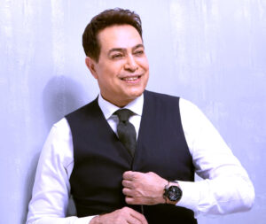 في (نص ملعب) حكيم يراهن على مفاجأة موسيقية بطعم الملاعب