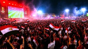 نجوم الفن والمجتمع يساندون المنتخب الوطني في (كأس العالم)