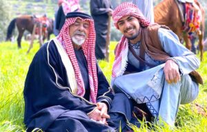 لفتة وفاء.. وزير الثقافة الأردني يزور رائد الدراما (محمد العبادي) بعد نجاح عمليته الجراحية