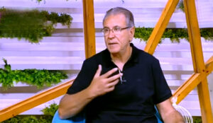 (سامح سليم) يكشف المستور.. كواليس معركة الكاميرا مع البحر الأحمر