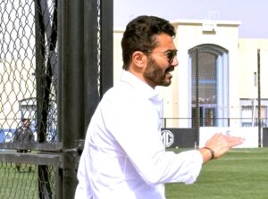 (أميرة أديب) ترتدي شارة القيادة.. و(خالد النبوي) مدربها في (رحلة طاهر المصري)!