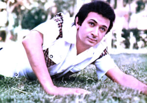 (حضرة المحترم نور الشريف).. مقتنياته تفتح أبواب الزمن في معرض بسينما راديو