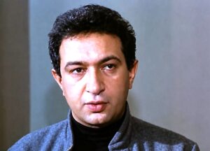 (حضرة المحترم نور الشريف).. مقتنياته تفتح أبواب الزمن في معرض بسينما راديو
