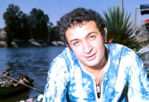(حضرة المحترم نور الشريف).. مقتنياته تفتح أبواب الزمن في معرض بسينما راديو