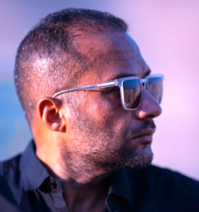 (علي الألفي) يعود بقوة.. ويفاجئ جمهوره بـ (مش رايح الساحل)