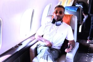 بعد تيزر الاختطاف الفضائي.. (أحمد سعد) يفتح أبواب (الألبوم الإلكترو) على عالم آخر!