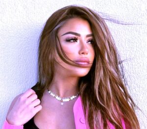 سارة سلامة بعد 9 سنوات من الغياب: ماذا تخبئ داخل (فاترينة)؟