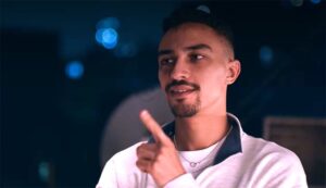 (محمود التاني) خارج الشاشة.. الوجه الإنساني لتامر هجرس وحكايات كارولين وغزي