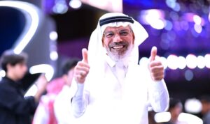 (إبراهيم الحساوي).. 40 عامًا يحمل (الهوية العربية) من مسرح القرية إلى شاشة العالم