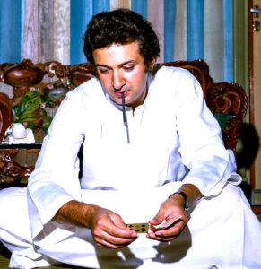 (حضرة المحترم نور الشريف).. مقتنياته تفتح أبواب الزمن في معرض بسينما راديو