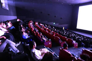 (النجاح بقى بالفلوس؟!).. (محمود الدفراوي) يفجّر قنبلة الإيرادات المدفوعة في السينما المصرية