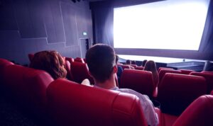 (النجاح بقى بالفلوس؟!).. (محمود الدفراوي) يفجّر قنبلة الإيرادات المدفوعة في السينما المصرية