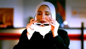 (حين لا يرانا أحد).. عندما يصبح الحرام (شطارة) واللص هو البطل!