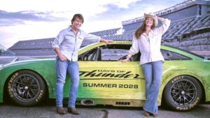 (توم كروز) يعود إلى حلبة السرعة (Days of Thunder 2).. يجمعه بآن هاثاواي في سباق لا يرحم!